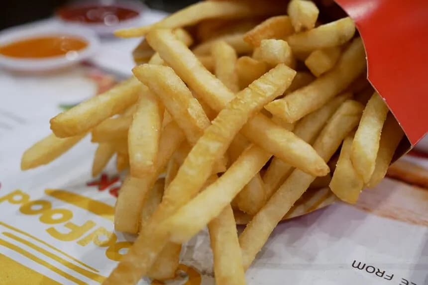 Ile kalorii mają średnie frytki z McDonald's? Zaskakujące fakty!