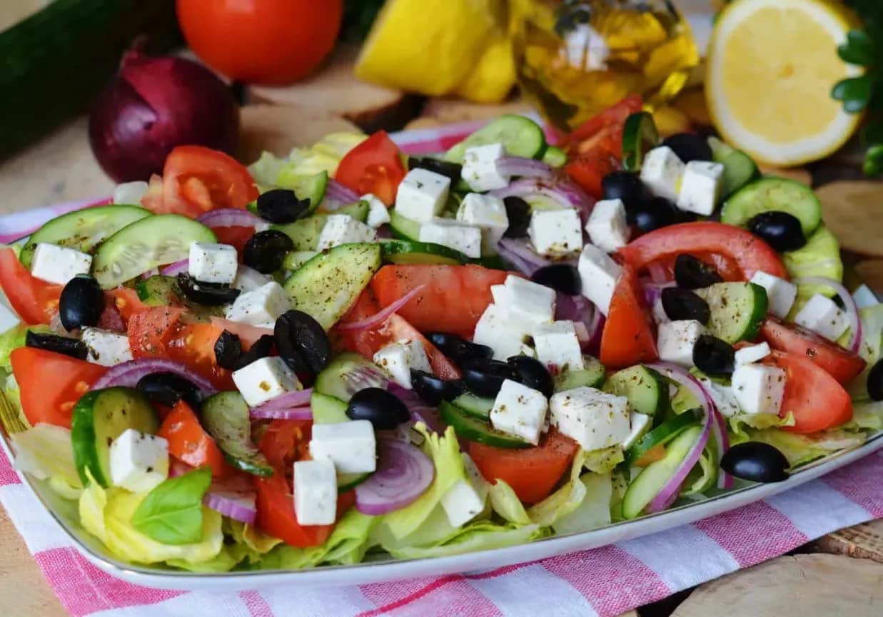 Sałatka grecka jak zrobić – prosty przepis, który zachwyci smakiem