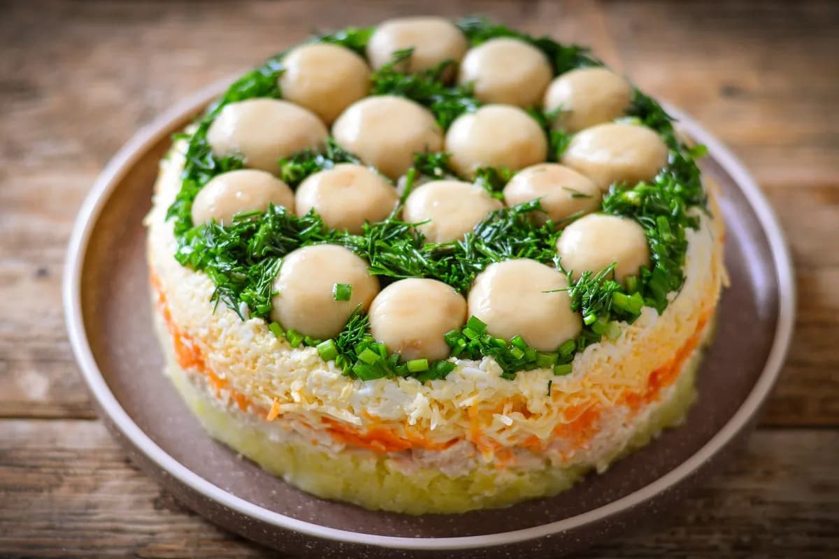 Jak ładnie podać sałatkę jarzynową, by zachwycić gości na przyjęciu