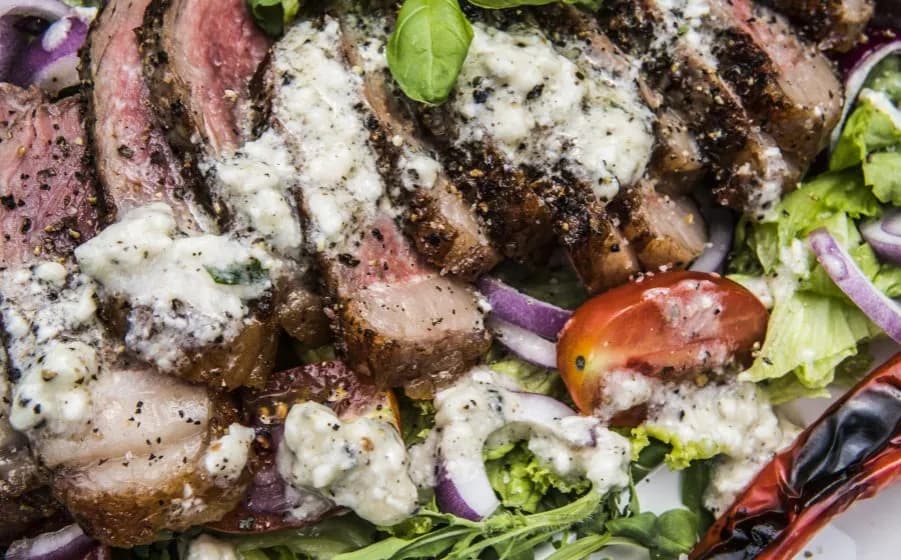 Najlepsze sałatki do steka, które sprawią, że posiłek będzie wyjątkowy