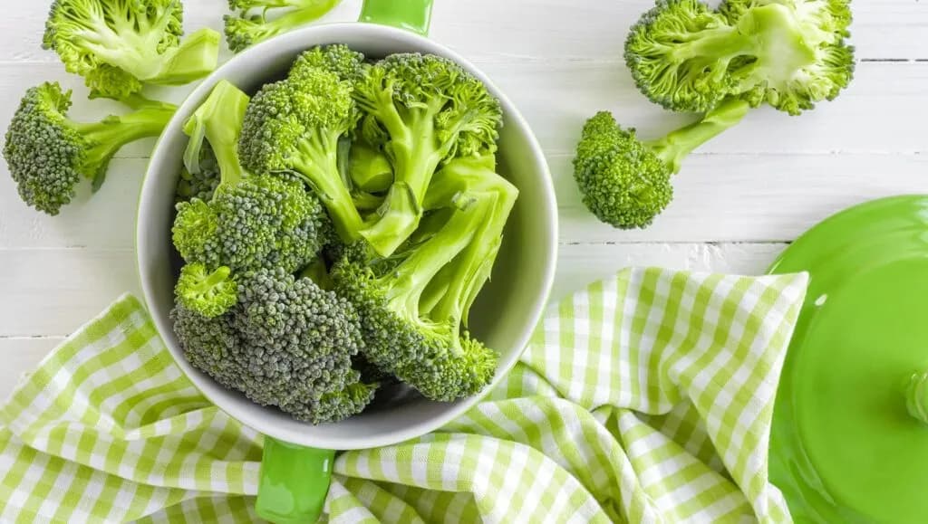 Jak ugotować brokuły do sałatki, aby zachowały chrupkość i kolor