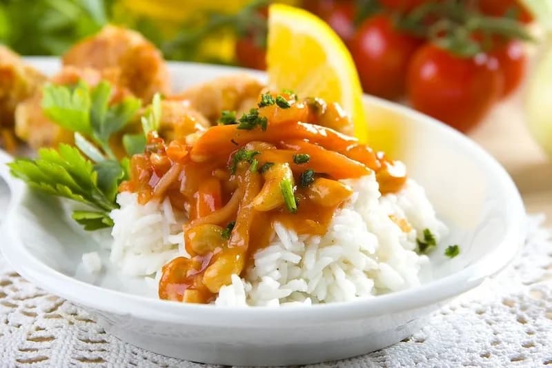 Co zrobić z sosem słodko-kwaśnym? Pyszne przepisy i pomysły na dania