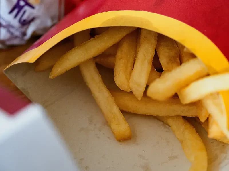 Ile kalorii mają małe frytki z McDonald's? Zaskakujące fakty o kaloriach