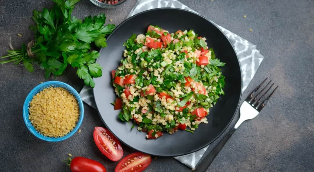 Czym się różni sałatka od surówki? Kluczowe różnice i przepisy