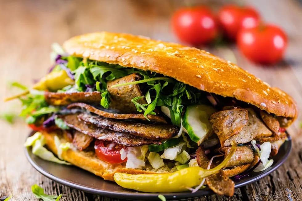 Czy kebab to fast food? Odkryj prawdę o tej popularnej potrawie