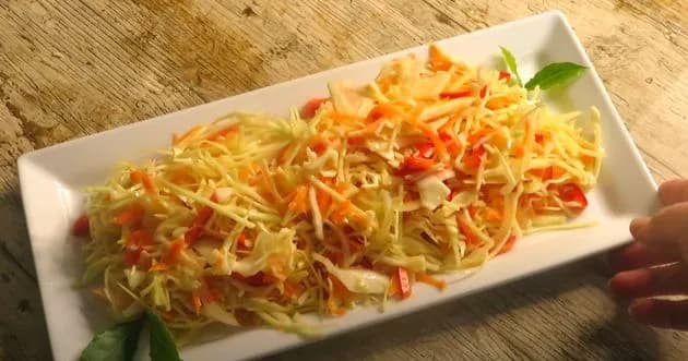 Surówka która może długo stać – przepisy na zdrowe i trwałe sałatki