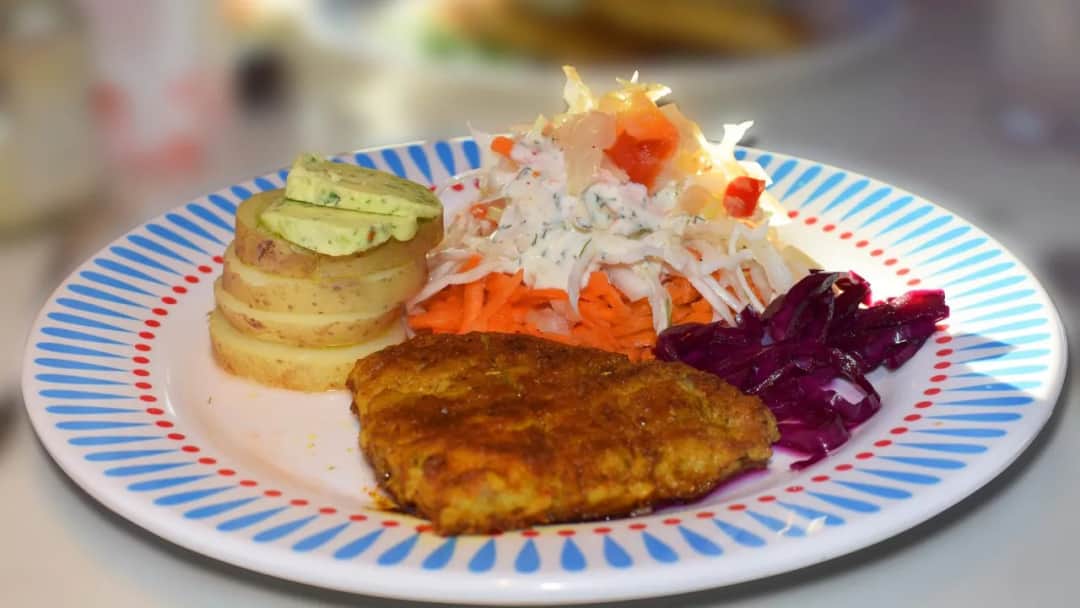 Jakie surówki do pieczonych ziemniaków, które zachwycą Twoje podniebienie?