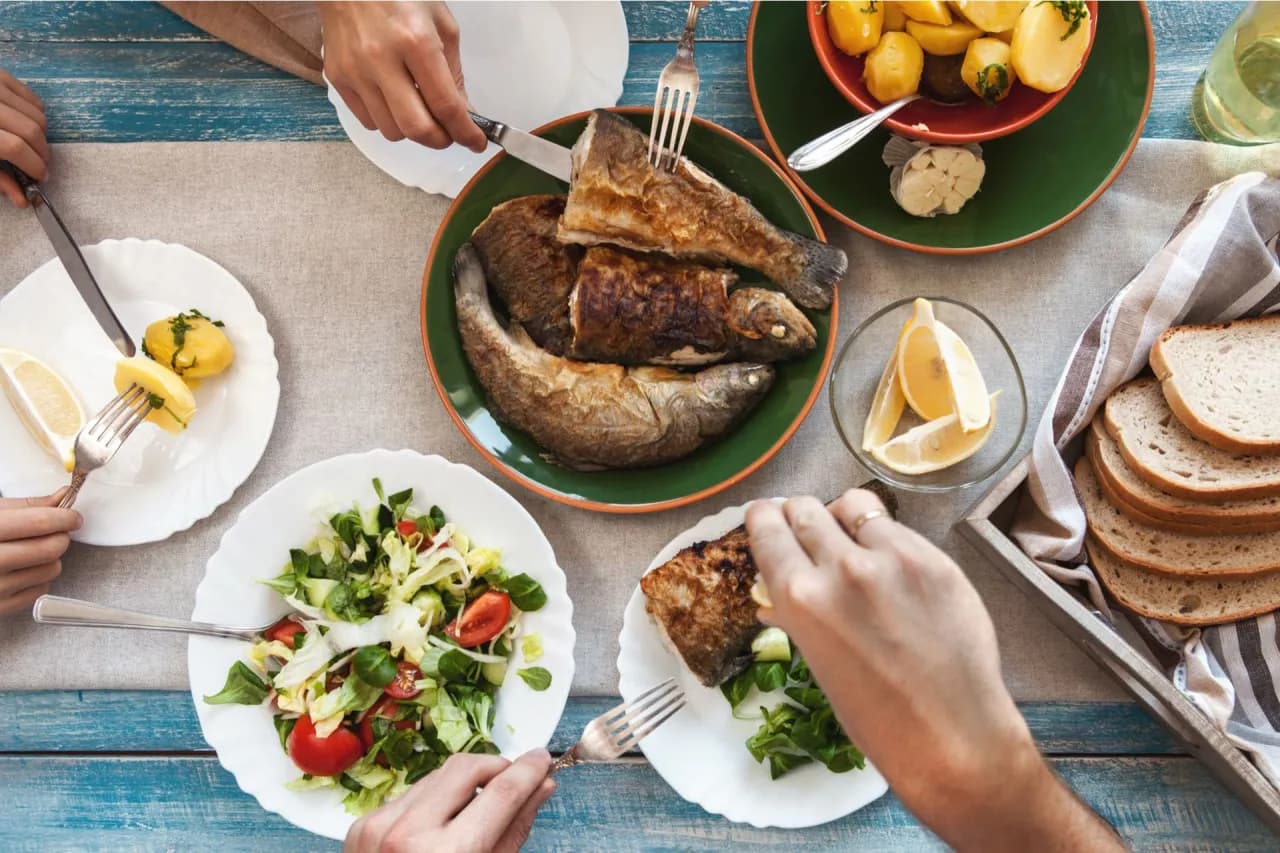 Jaka surówka do ryby? Sprawdź najlepsze przepisy na świeże dodatki