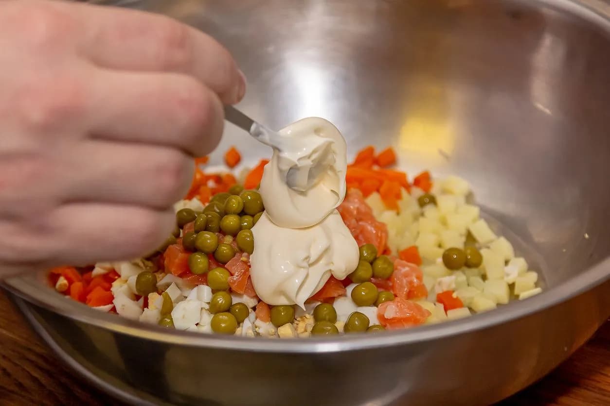 Jak zawekować sałatkę jarzynową, aby uniknąć jej zepsucia na zimę