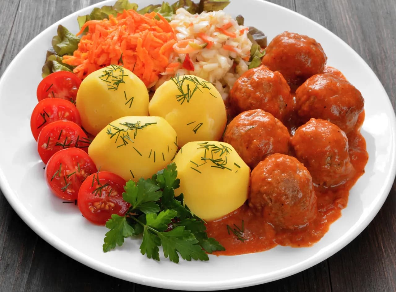 Jakie surówki do pulpetów w sosie pomidorowym sprawią, że pokochasz ten smak