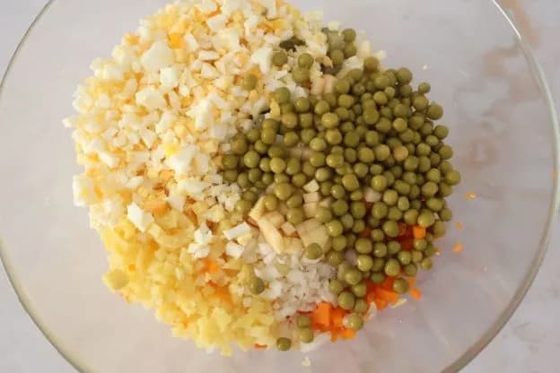 Ile kalorii ma sałatka jarzynowa? Sprawdź kaloryczność i składniki