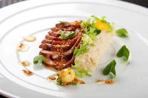 Jakie surówki do kaczki najlepiej podkreślają smak mięsa?