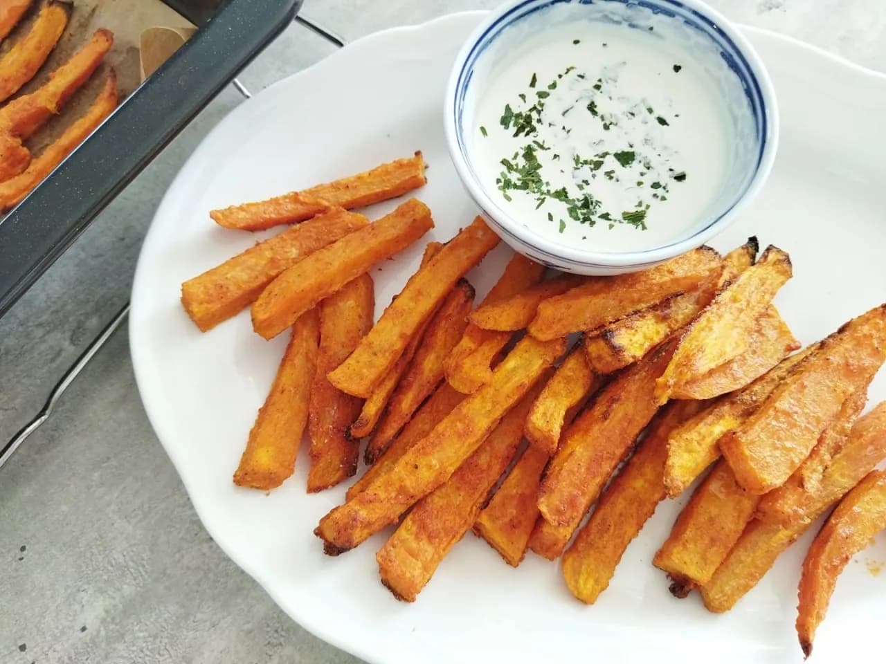 Frytki z batatów na oleju czy w piekarniku – która metoda jest lepsza?