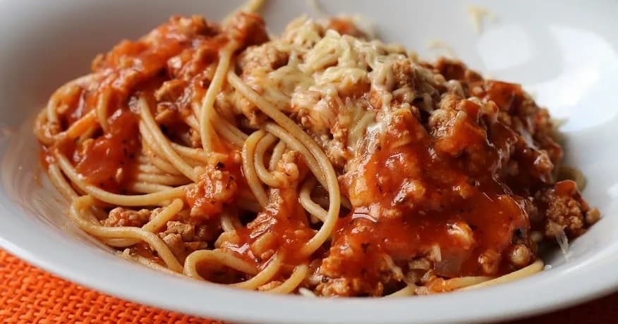 Ile kalorii ma sos do spaghetti z mięsem mielonym? Sprawdź teraz!