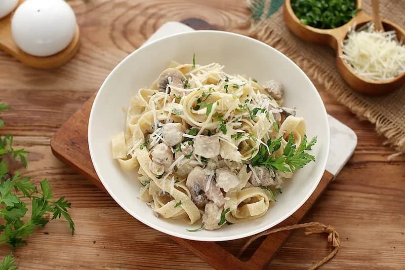 Jaki sos do makaronu z kurczakiem? Odkryj najlepsze przepisy!