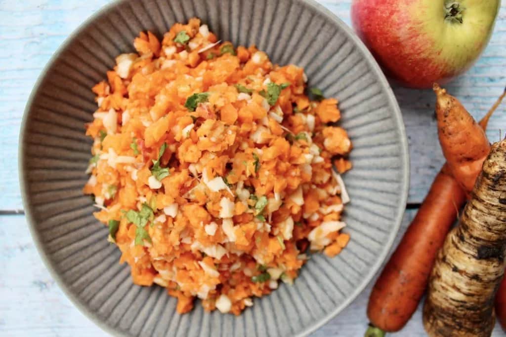 Jak zrobić surówkę z marchewki i jabłka - łatwy przepis na zdrową sałatkę