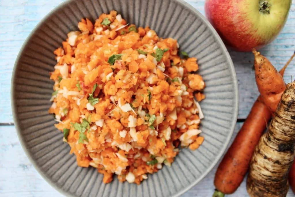 Jak zrobić surówkę z marchewki i jabłka - łatwy przepis na zdrową sałatkę