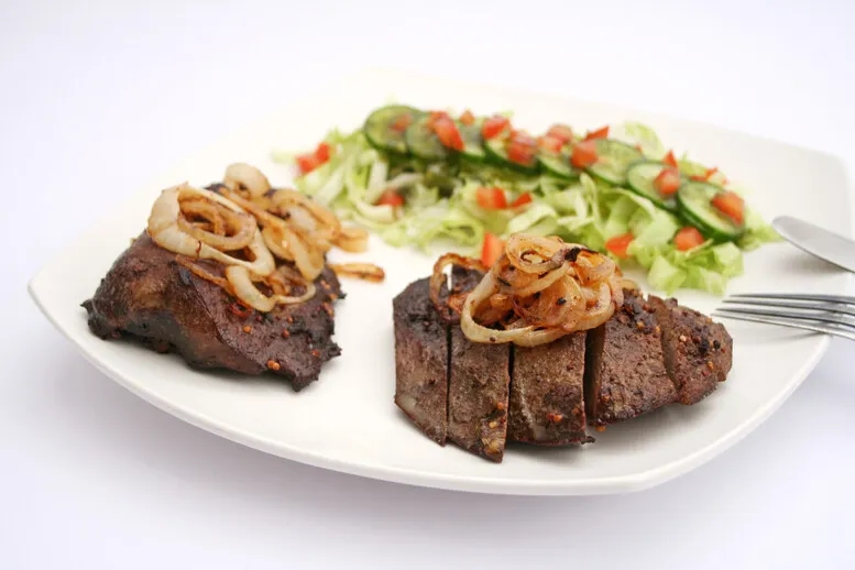 Jakie surówki pasują do wątróbki drobiowej? Odkryj najlepsze połączenia