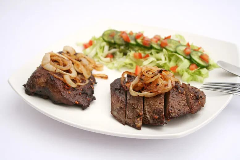 Jakie surówki pasują do wątróbki drobiowej? Odkryj najlepsze połączenia