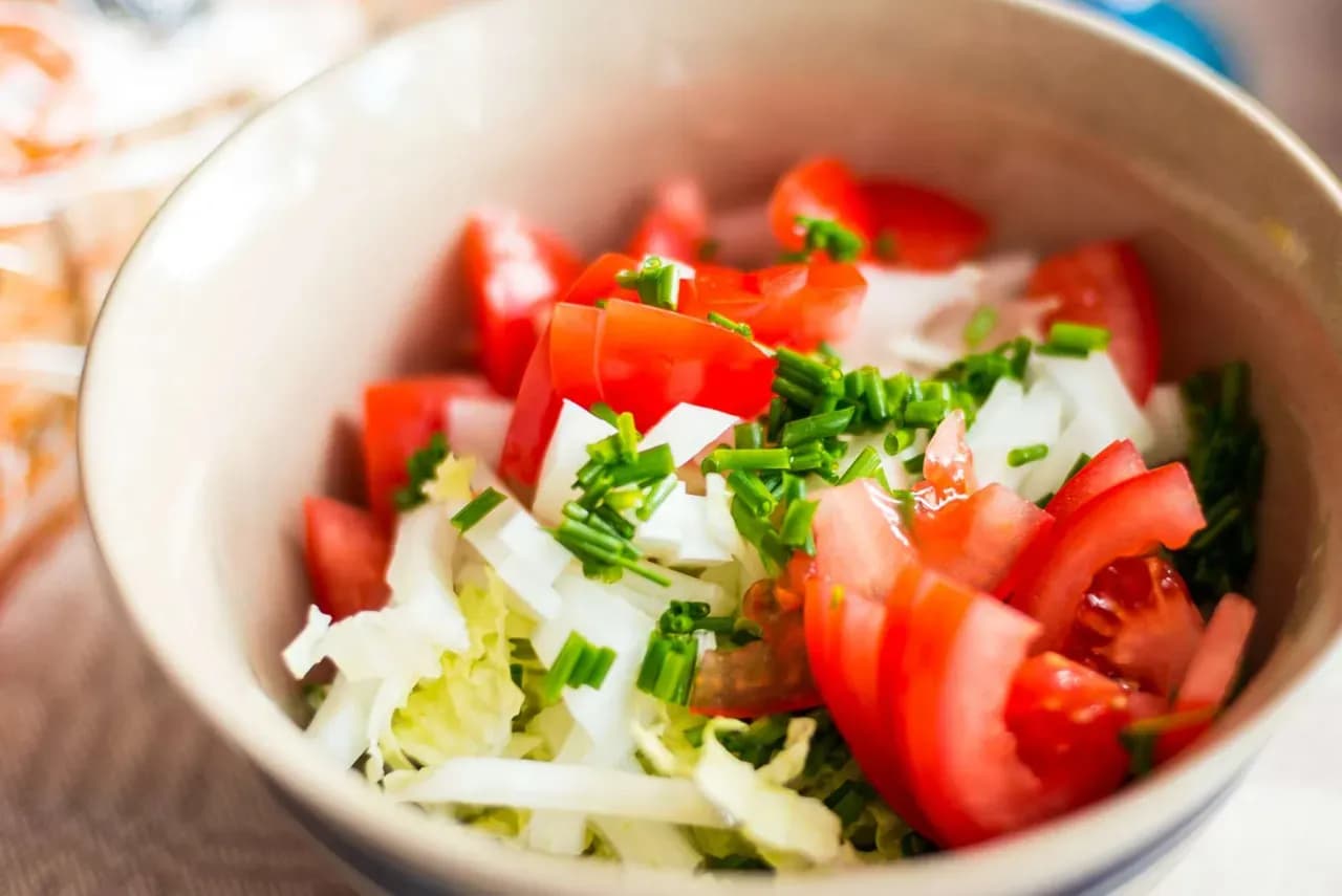 Jakie surówki pasują do fileta z kurczaka? Sprawdź najlepsze propozycje!