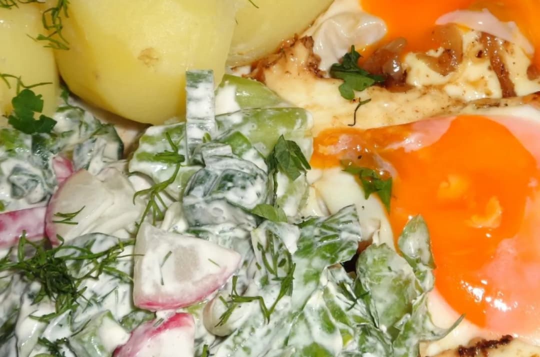 Najlepsze surówki do jajka sadzonego, które zachwycą Twoje podniebienie