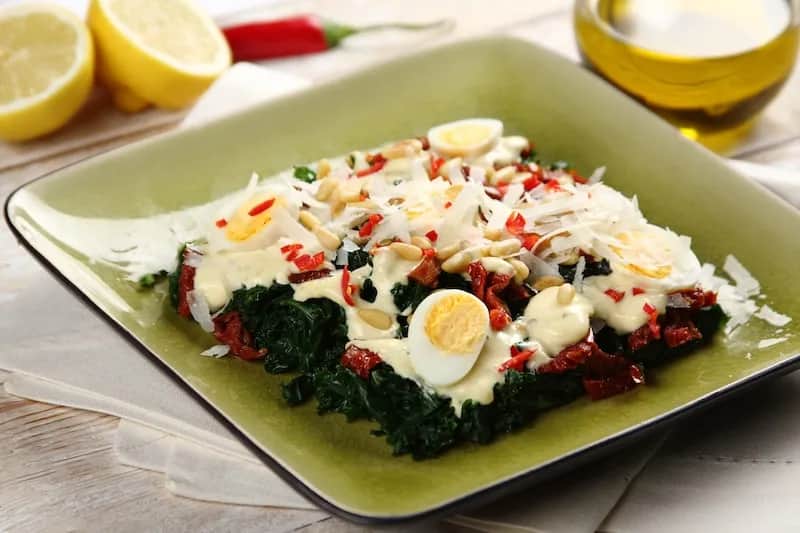 Jak przygotować jarmuż do sałatki, aby był smaczny i zdrowy