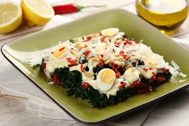 Jak przygotować jarmuż do sałatki, aby był smaczny i zdrowy